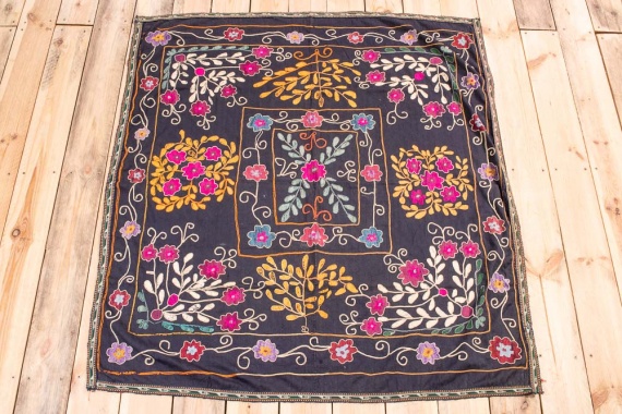 SUZ860 Vintage Uzbek Suzani Embroidery 117x129cm (3.10 x 4.2ft)