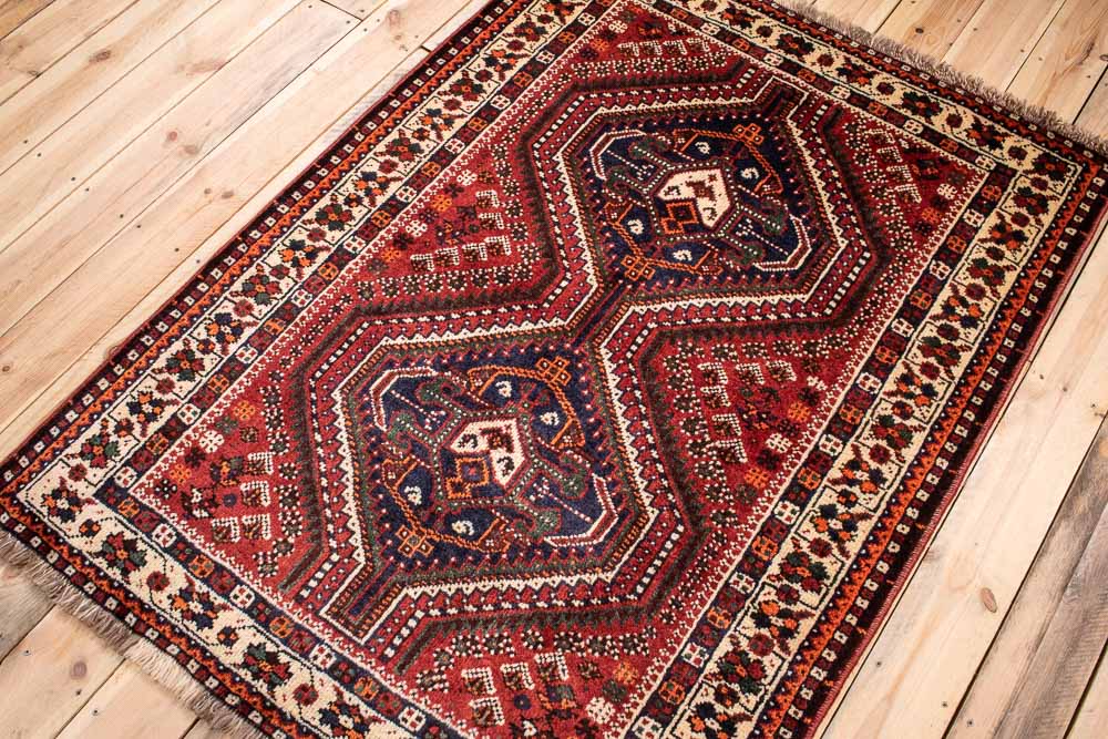 10943 Persian Shiraz Rug 114x157cm (3.9 x 5.1ft)