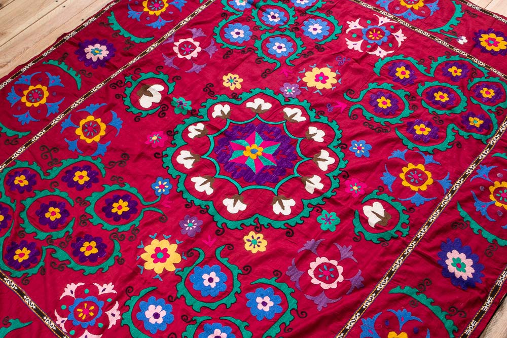 SUZ825 Vintage Uzbek Suzani Embroidery 146x184cm (4.9 x 6.0ft)