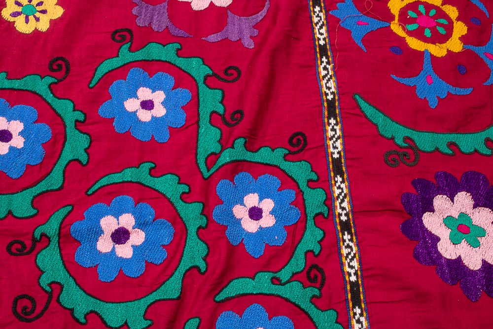 SUZ825 Vintage Uzbek Suzani Embroidery 146x184cm (4.9 x 6.0ft)