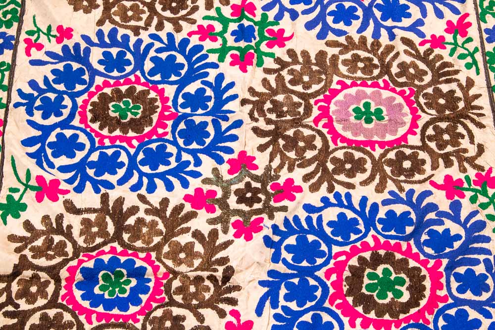 SUZ834 Vintage Uzbek Suzani Embroidery 116x139cm (3.10 x 4.6ft)