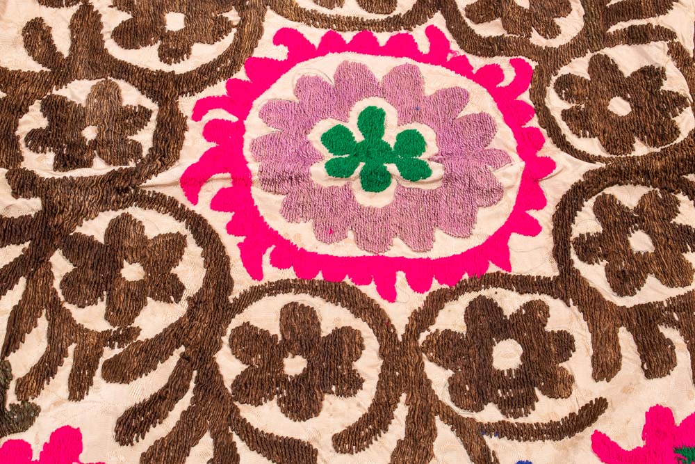 SUZ834 Vintage Uzbek Suzani Embroidery 116x139cm (3.10 x 4.6ft)