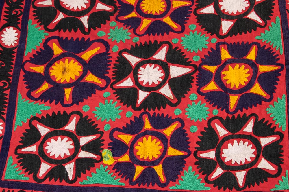 SUZ858 Vintage Uzbek Suzani Embroidery 107x111cm (3.6 x 3.7ft)