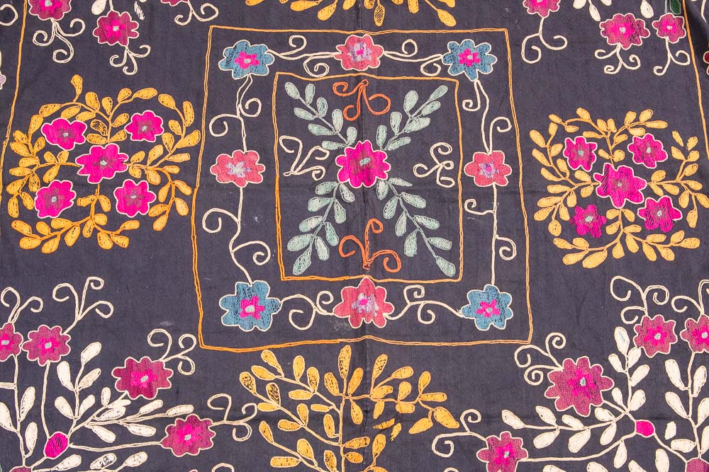 SUZ860 Vintage Uzbek Suzani Embroidery 117x129cm (3.10 x 4.2ft)