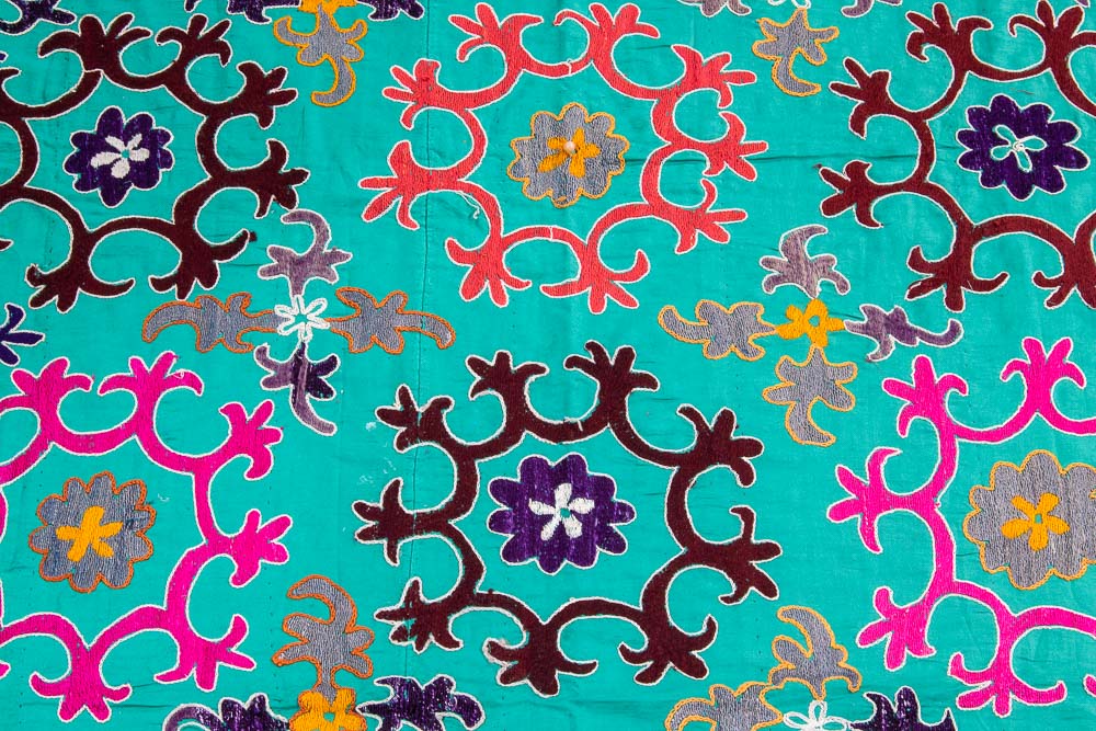 SUZ865 Vintage Uzbek Suzani Embroidery 129x188cm (4.2 x 6.2ft)