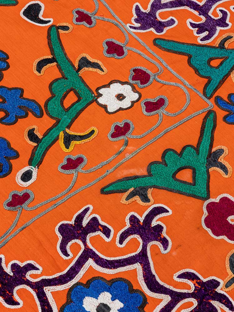 SUZ885 Vintage Uzbek Suzani Embroidered Textile 130x175cm (4.3 x 5.8ft)