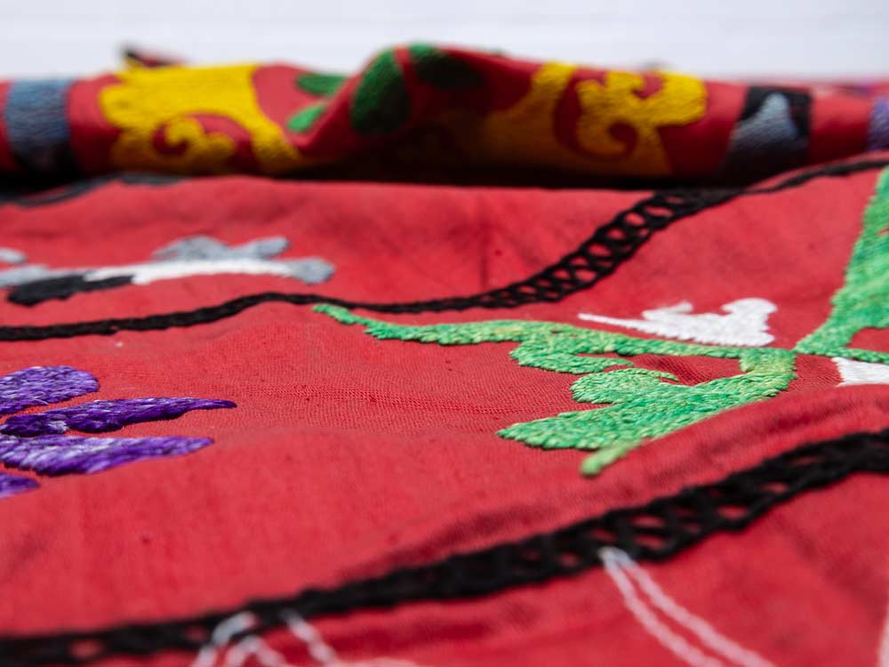 SUZ889 Vintage Uzbek Suzani Embroidered Textile 200x230cm (6.6 x 7.6ft)