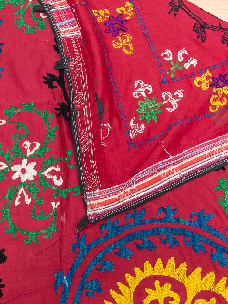 SUZ890 Vintage Uzbek Suzani Embroidered Textile 243x246cm (7.11 x 8.1ft)