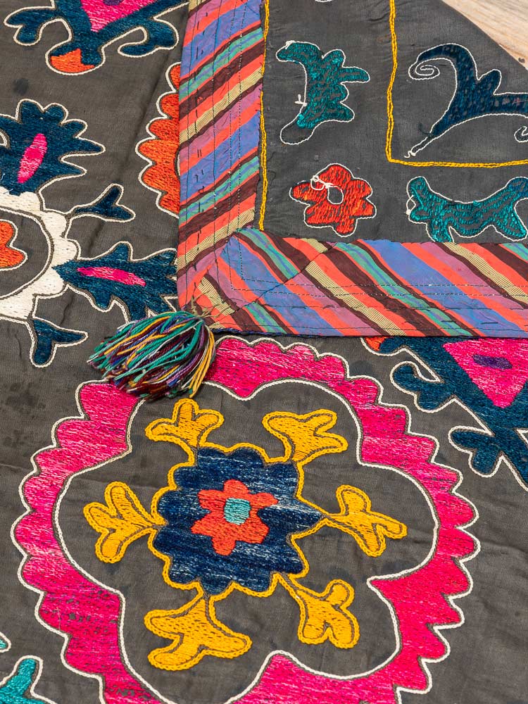SUZ891 Vintage Uzbek Suzani Embroidered Textile 123x179cm (5.8 x 5.10ft)