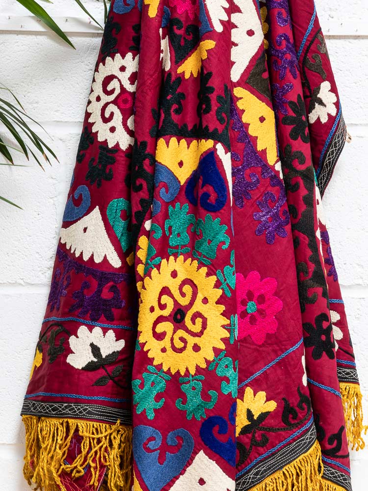 SUZ892 Vintage Uzbek Suzani Embroidered Textile 144x206cm (4.8 x 6.9ft)