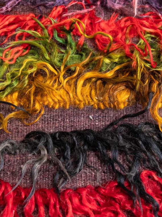 Rus qiz internetda parkda minatka qiladi.