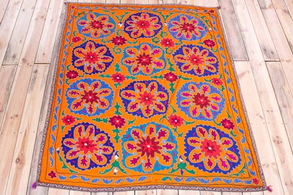 SUZ851 Vintage Uzbek Suzani Embroidery 141x166cm (4.7 x 5.5ft)