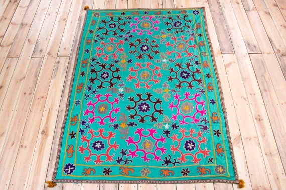 SUZ865 Vintage Uzbek Suzani Embroidery 129x188cm (4.2 x 6.2ft)