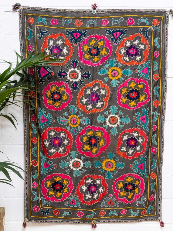 SUZ891 Vintage Uzbek Suzani Embroidered Textile 123x179cm (5.8 x 5.10½ft)