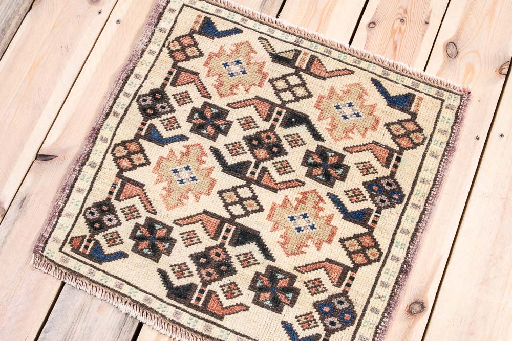 11606 Small Vintage Turkish Malatya Rug 53x55cm (1.9 x 1.9ft)