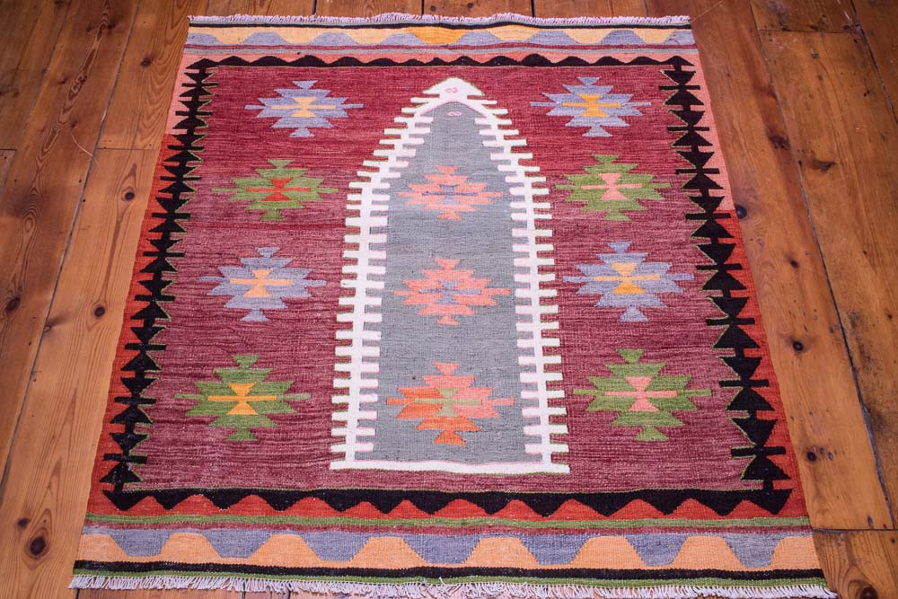 9095 Vintage Turkish Kilim Rug - Isparta 102x116cm (3.4 x 3.9ft)