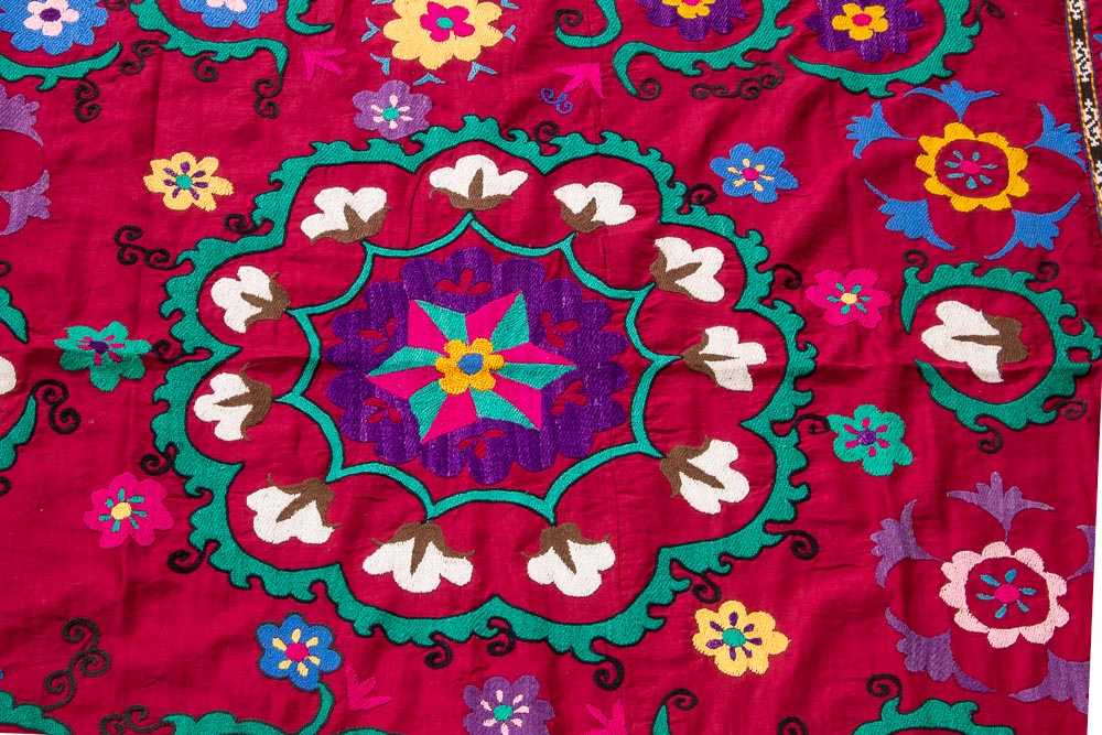 SUZ825 Vintage Uzbek Suzani Embroidery 146x184cm (4.9½ x 6.0½ft)