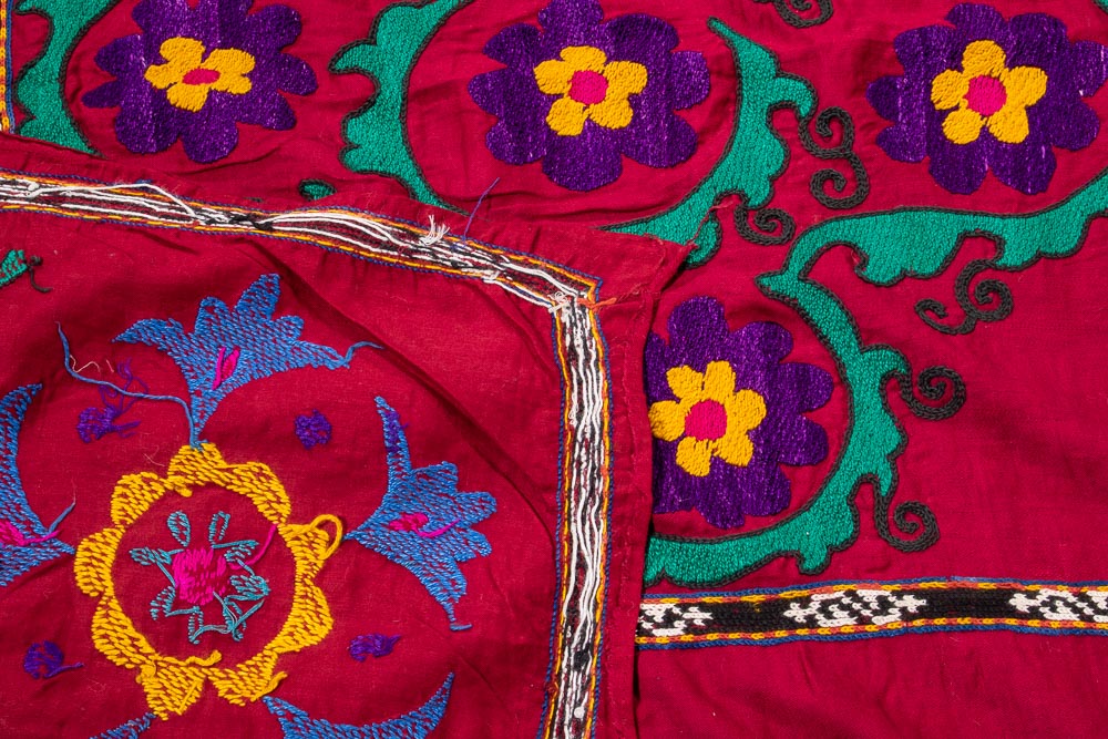 SUZ825 Vintage Uzbek Suzani Embroidery 146x184cm (4.9 x 6.0ft)