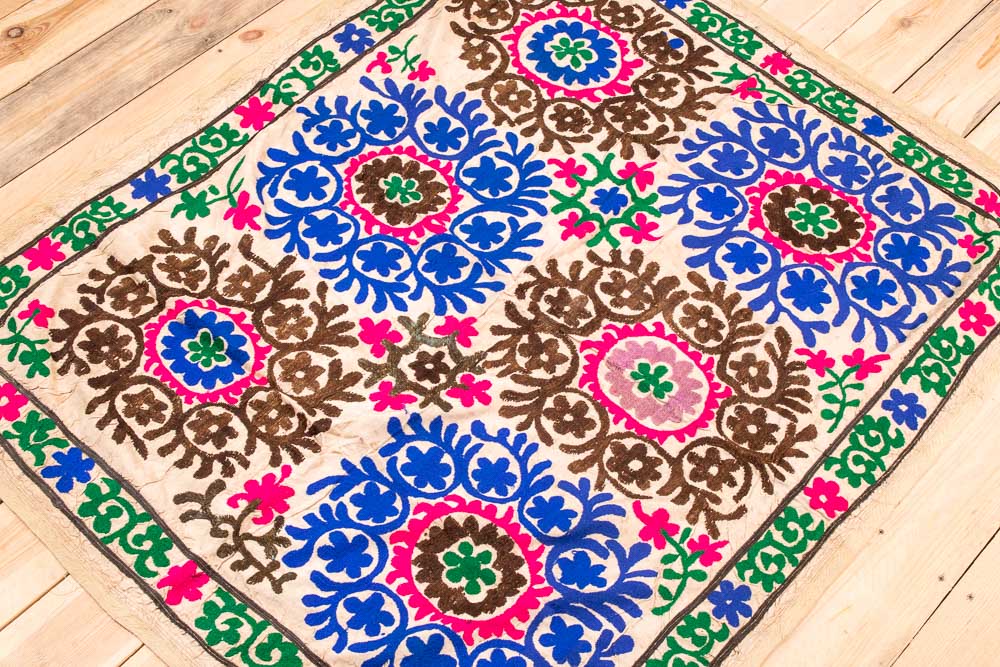 SUZ834 Vintage Uzbek Suzani Embroidery 116x139cm (3.10 x 4.6ft)