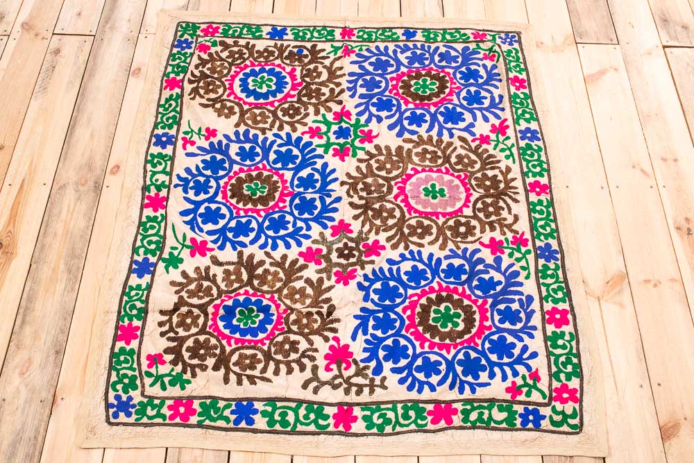 SUZ834 Vintage Uzbek Suzani Embroidery 116x139cm (3.10 x 4.6ft)