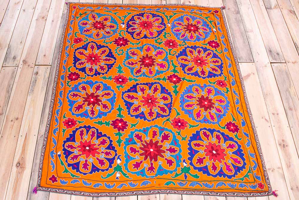 SUZ851 Vintage Uzbek Suzani Embroidery 141x166cm (4.7 x 5.5ft)