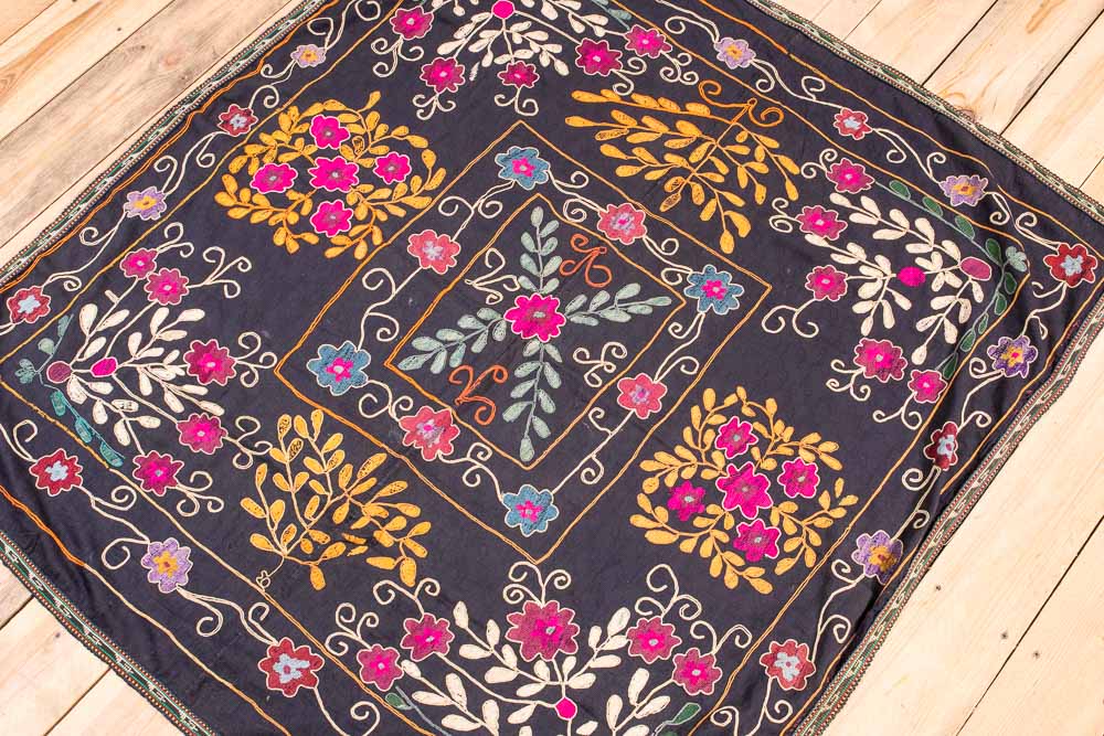 SUZ860 Vintage Uzbek Suzani Embroidery 117x129cm (3.10 x 4.2ft)