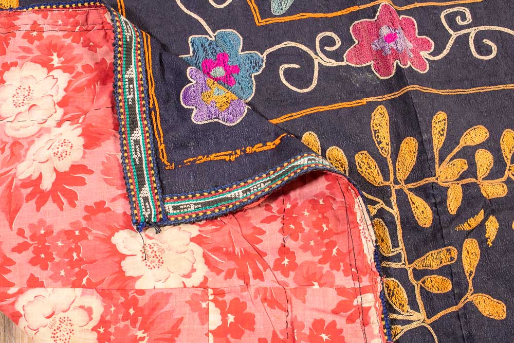 SUZ860 Vintage Uzbek Suzani Embroidery 117x129cm (3.10 x 4.2ft)