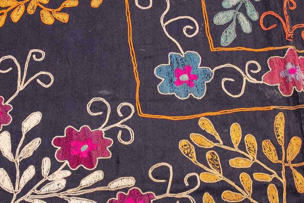 SUZ860 Vintage Uzbek Suzani Embroidery 117x129cm (3.10 x 4.2ft)