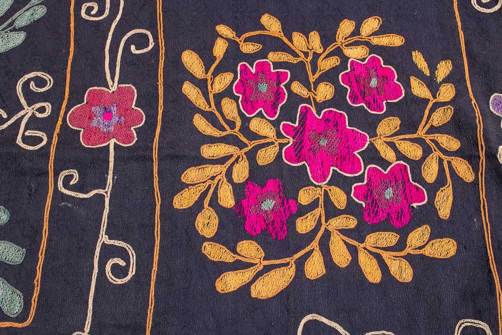 SUZ860 Vintage Uzbek Suzani Embroidery 117x129cm (3.10 x 4.2ft)