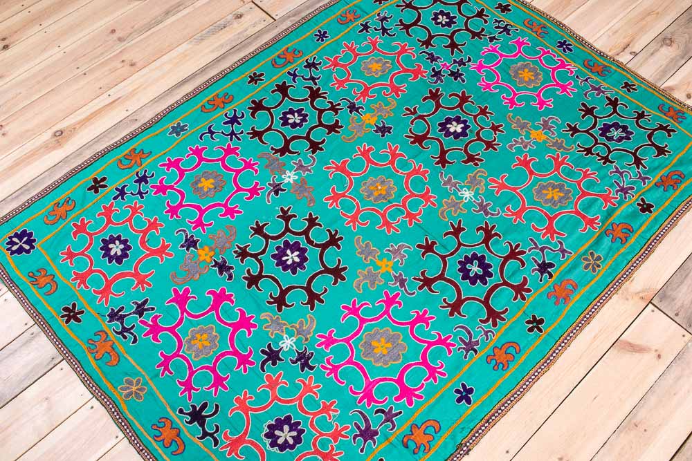 SUZ865 Vintage Uzbek Suzani Embroidery 129x188cm (4.2 x 6.2ft)