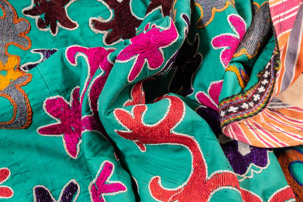SUZ865 Vintage Uzbek Suzani Embroidery 129x188cm (4.2½ x 6.2ft)