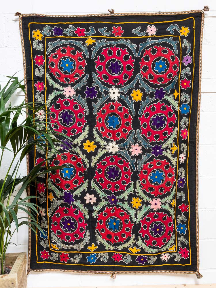 SUZ881 Vintage Uzbek Suzani Embroidered Textile 124x178cm (4.1 x 5.10ft)