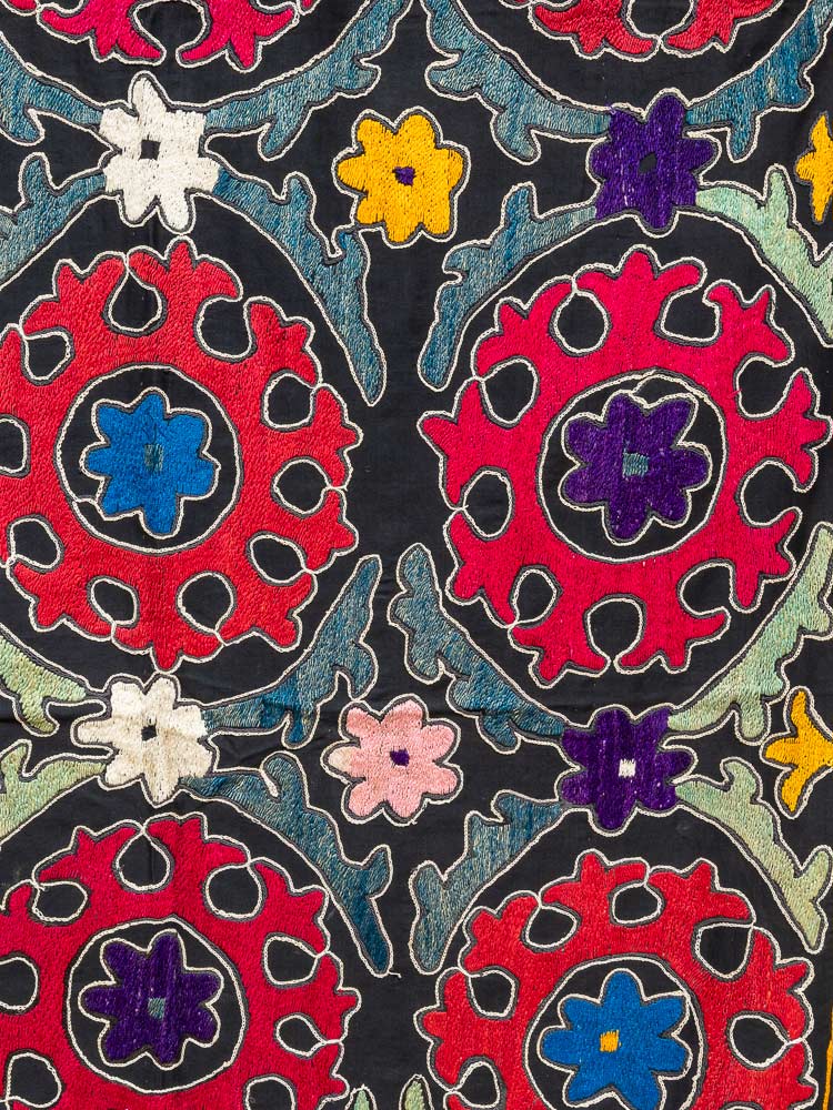 SUZ881 Vintage Uzbek Suzani Embroidered Textile 124x178cm (4.1 x 5.10ft)