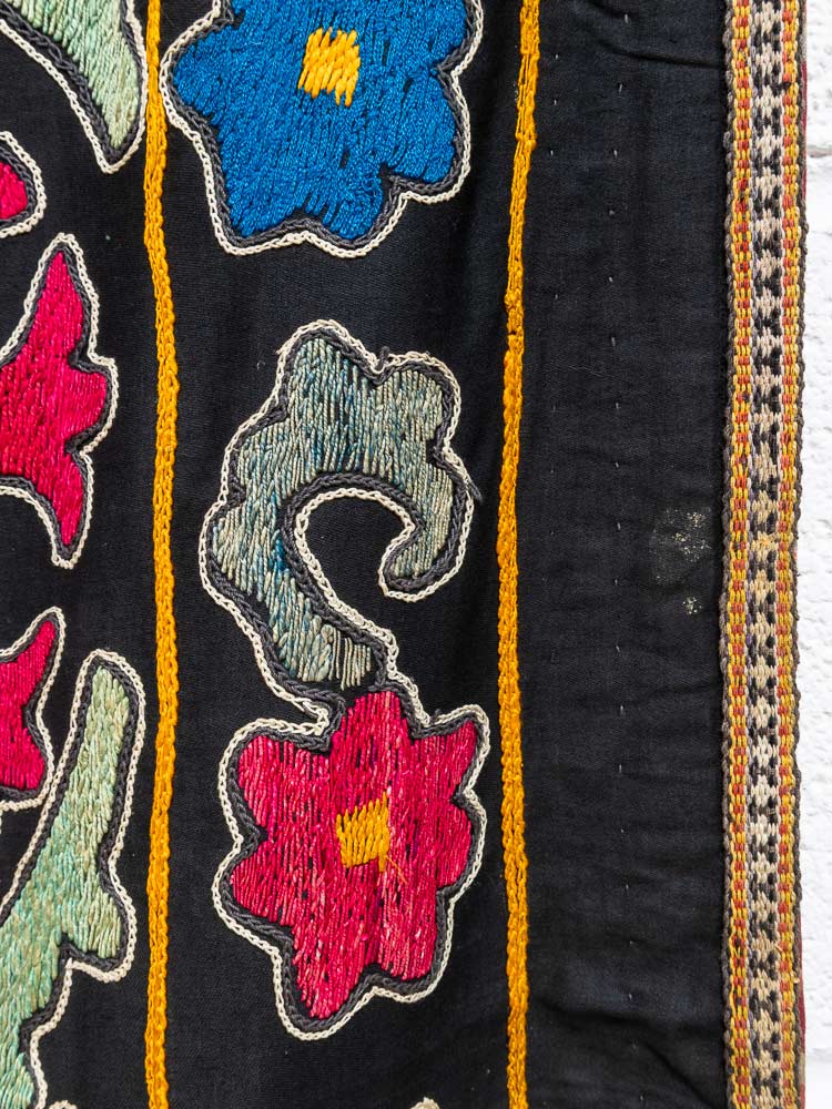 SUZ881 Vintage Uzbek Suzani Embroidered Textile 124x178cm (4.1 x 5.10ft)