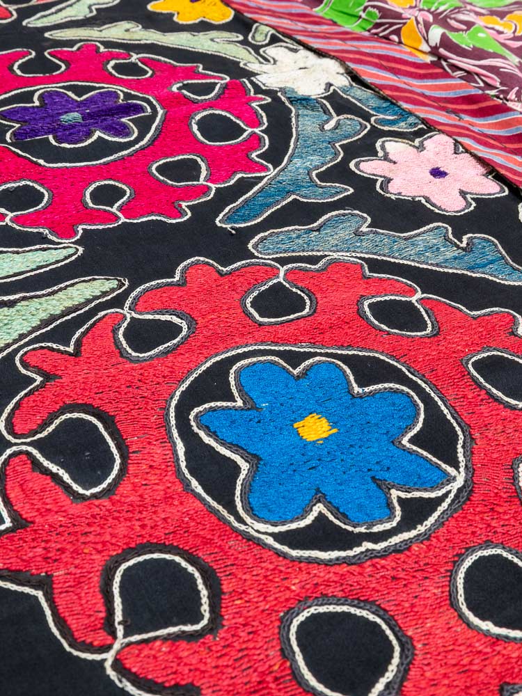 SUZ881 Vintage Uzbek Suzani Embroidered Textile 124x178cm (4.1 x 5.10ft)