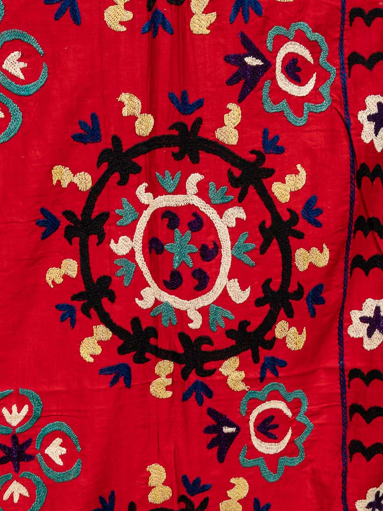 SUZ882 Vintage Uzbek Suzani Embroidered Textile 150x198cm (4.11 x 6.6ft)