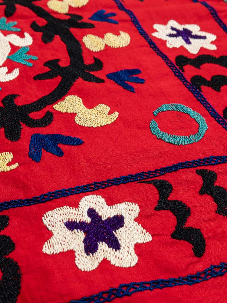 SUZ882 Vintage Uzbek Suzani Embroidered Textile 150x198cm (4.11 x 6.6ft)