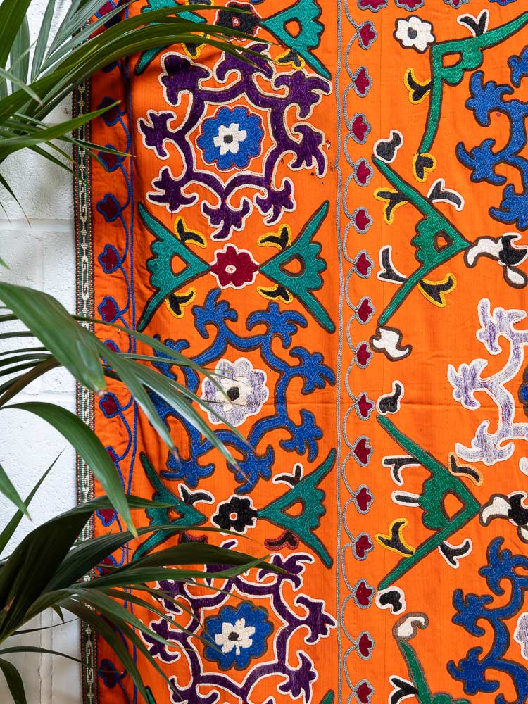 SUZ885 Vintage Uzbek Suzani Embroidered Textile 130x175cm (4.3 x 5.8½ft)