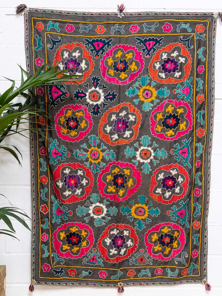 SUZ891 Vintage Uzbek Suzani Embroidered Textile 123x179cm (5.8 x 5.10ft)