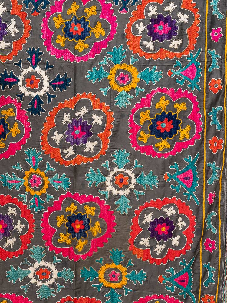 SUZ891 Vintage Uzbek Suzani Embroidered Textile 123x179cm (5.8 x 5.10ft)