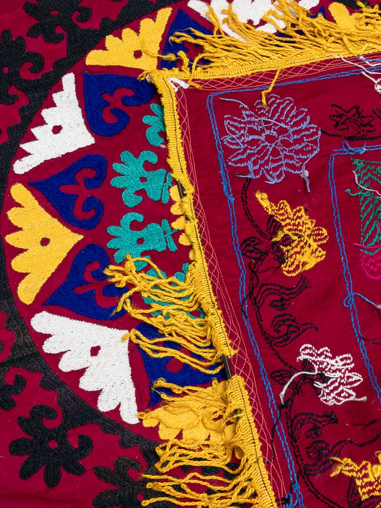 SUZ892 Vintage Uzbek Suzani Embroidered Textile 144x206cm (4.8½ x 6.9ft)