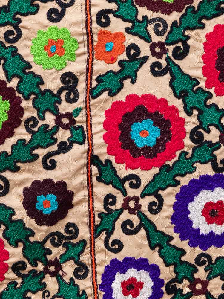 SUZ896 Uzbek Suzani Embroidered Textile 131x183cm (4.3 x 6ft)