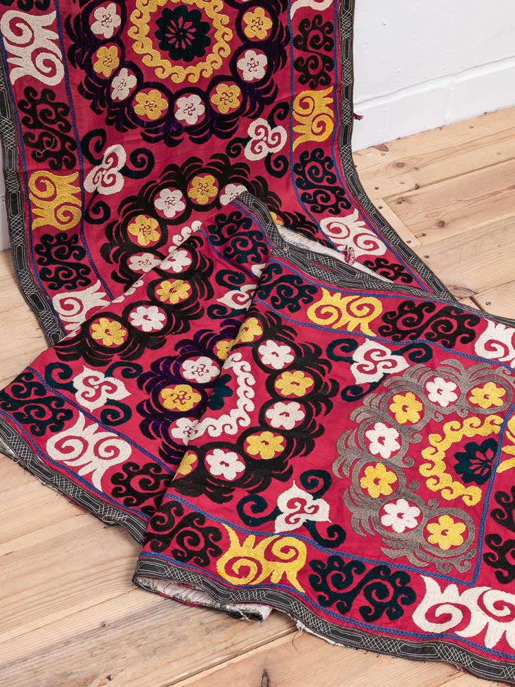 SUZ906 Long Red Vintage Uzbek Suzani Pelmet Textile 60x464cm (1.11½ x 15.2½ft)