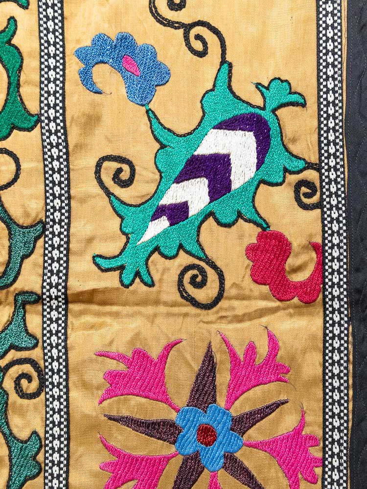 SUZ908 Vintage Satin Nurata Uzbek Suzani Embroidered Textile 134x206cm (4.4 x 6.9ft)