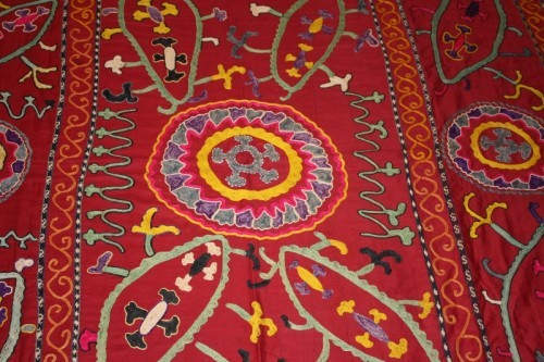 SUZ558 Suzani Hand Embroidery from Uzbekistan 148x199cm
