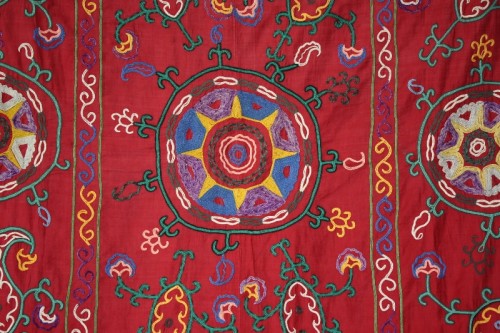 SUZ568 Suzani Hand Embroidery from Uzbekistan 141x195cm